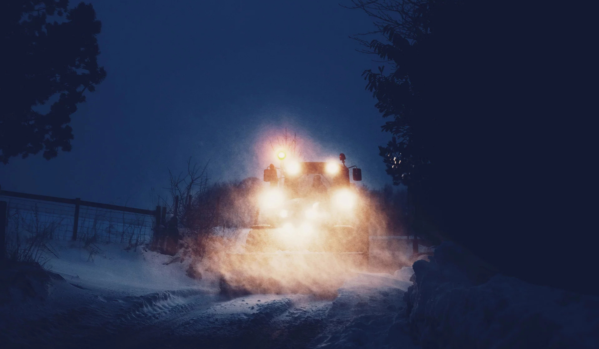 Winterdienst Fahrzeug bei Nacht
